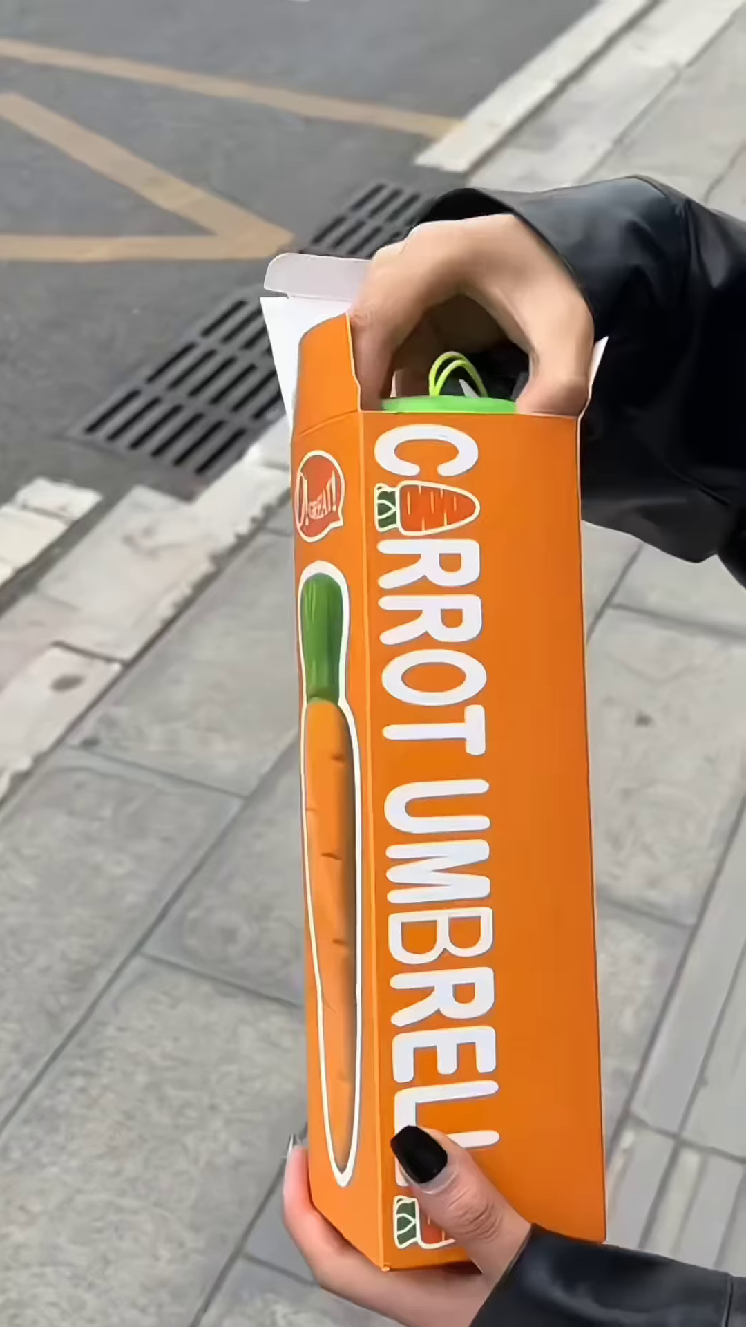 Cute Carrot Design Compact Folding Umbrella with Protective Case – Fun and Functional Rain Gear