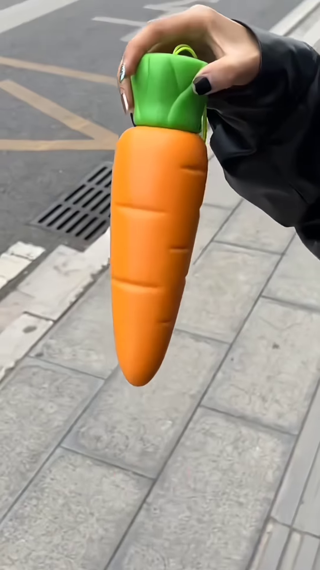 Cute Carrot Design Compact Folding Umbrella with Protective Case – Fun and Functional Rain Gear