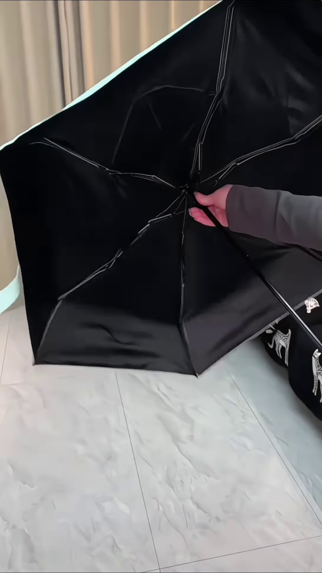 All-Weather Folding Umbrella with Built-in Fan and Protective Mesh Case – UV Resistant & Windproof Design