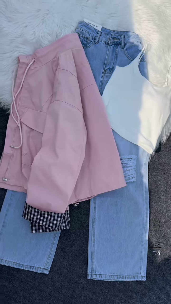 Utility Zip-Up Windbreaker with Straight-Cut Ripped Jeans – Urban Cool Look for Everyday Wear