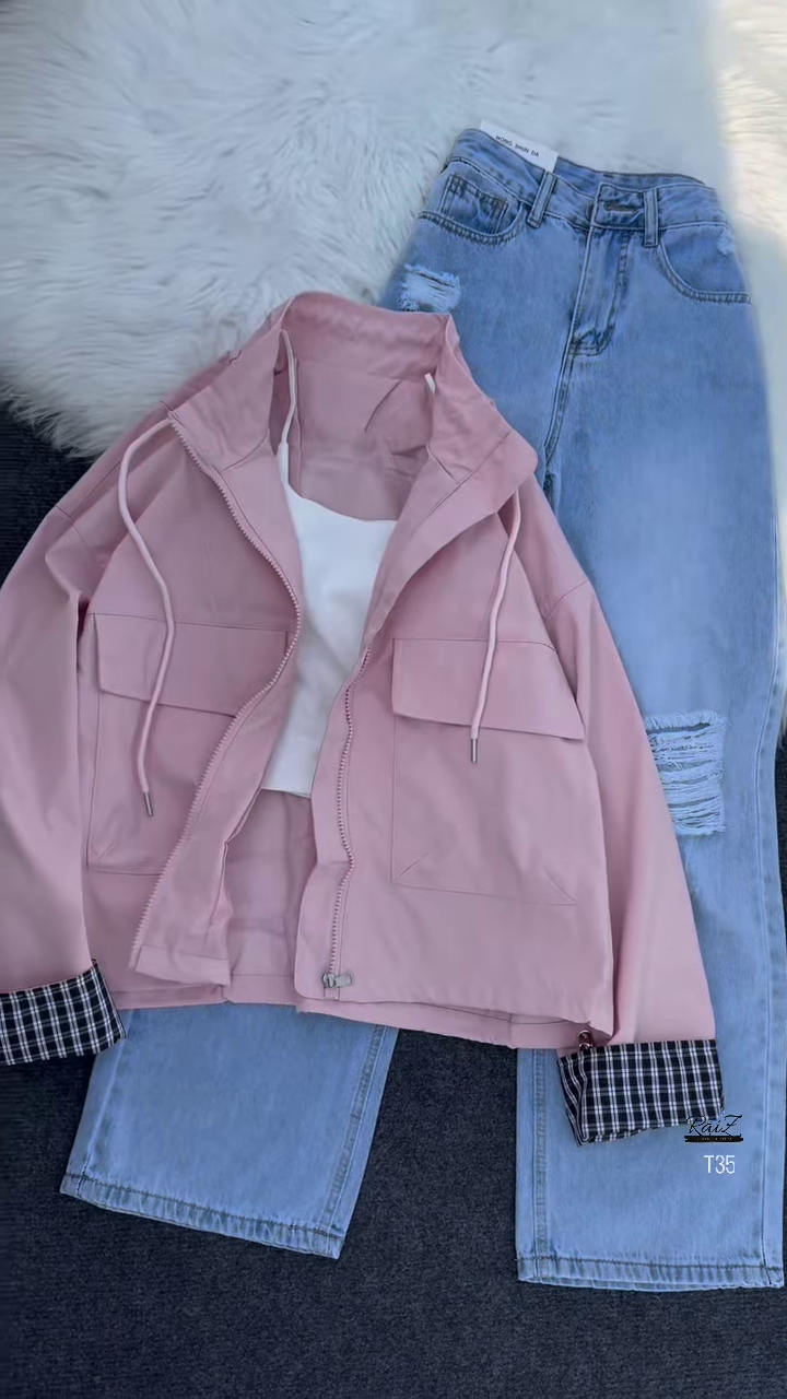 Utility Zip-Up Windbreaker with Straight-Cut Ripped Jeans – Urban Cool Look for Everyday Wear