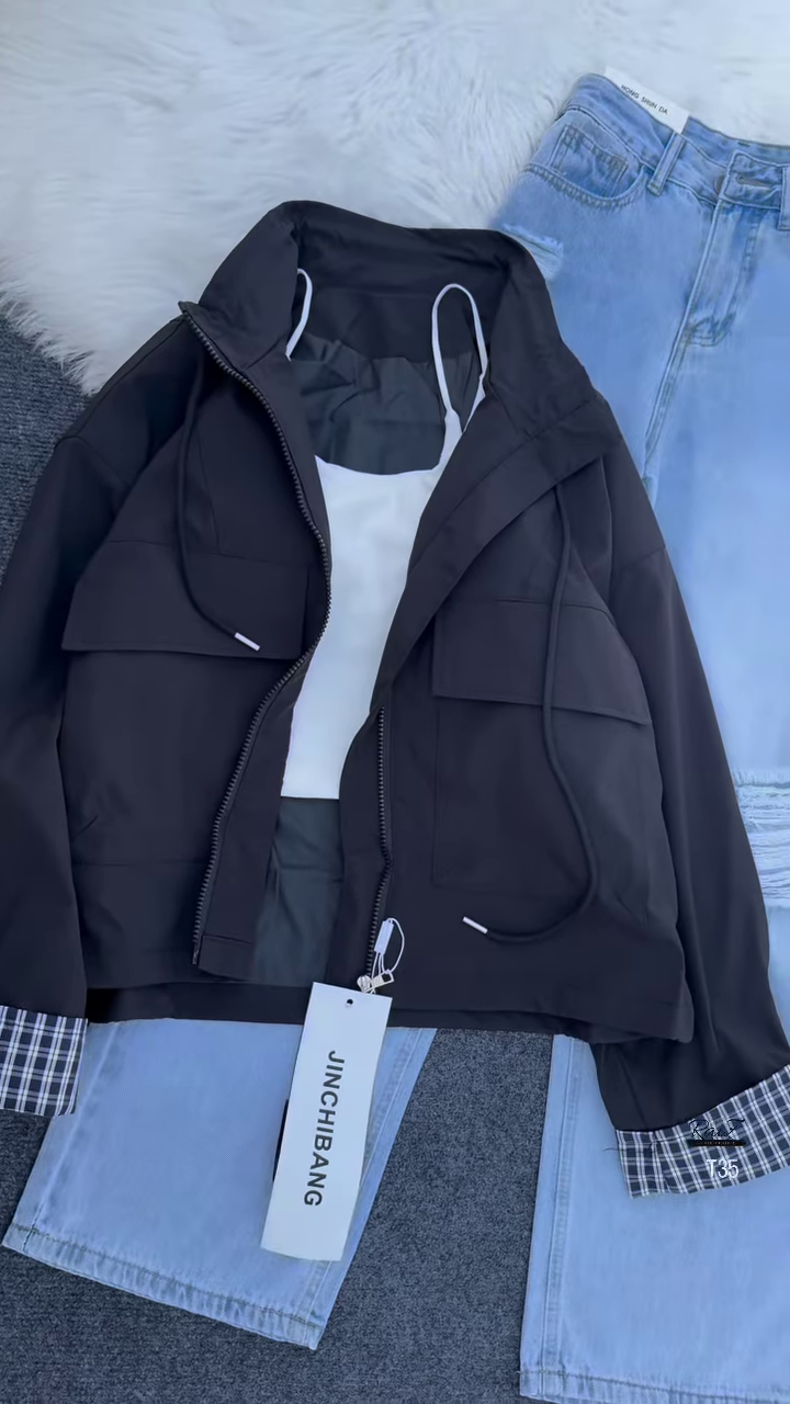 Utility Zip-Up Windbreaker with Straight-Cut Ripped Jeans – Urban Cool Look for Everyday Wear