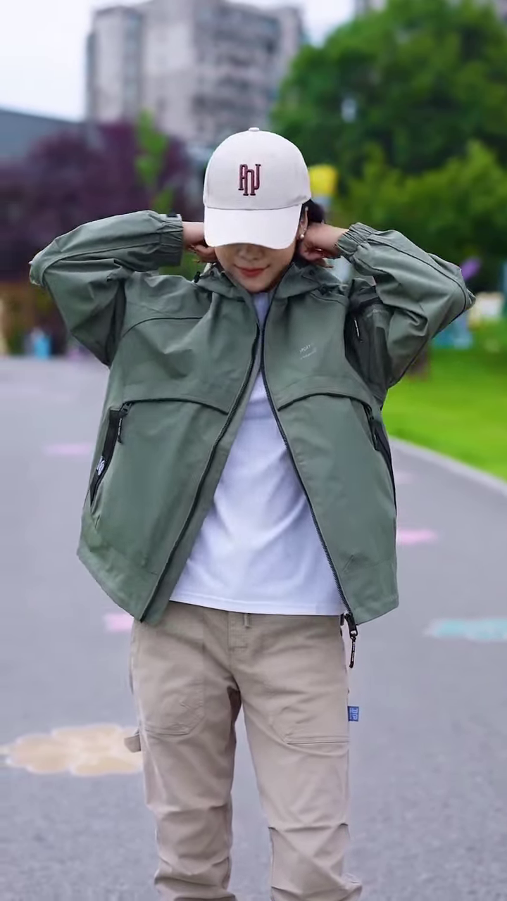 Green Zip-Up Casual Jacket 🧥🌳 – Styled with White Tee & Beige Cargo Pants in Outdoor Setting