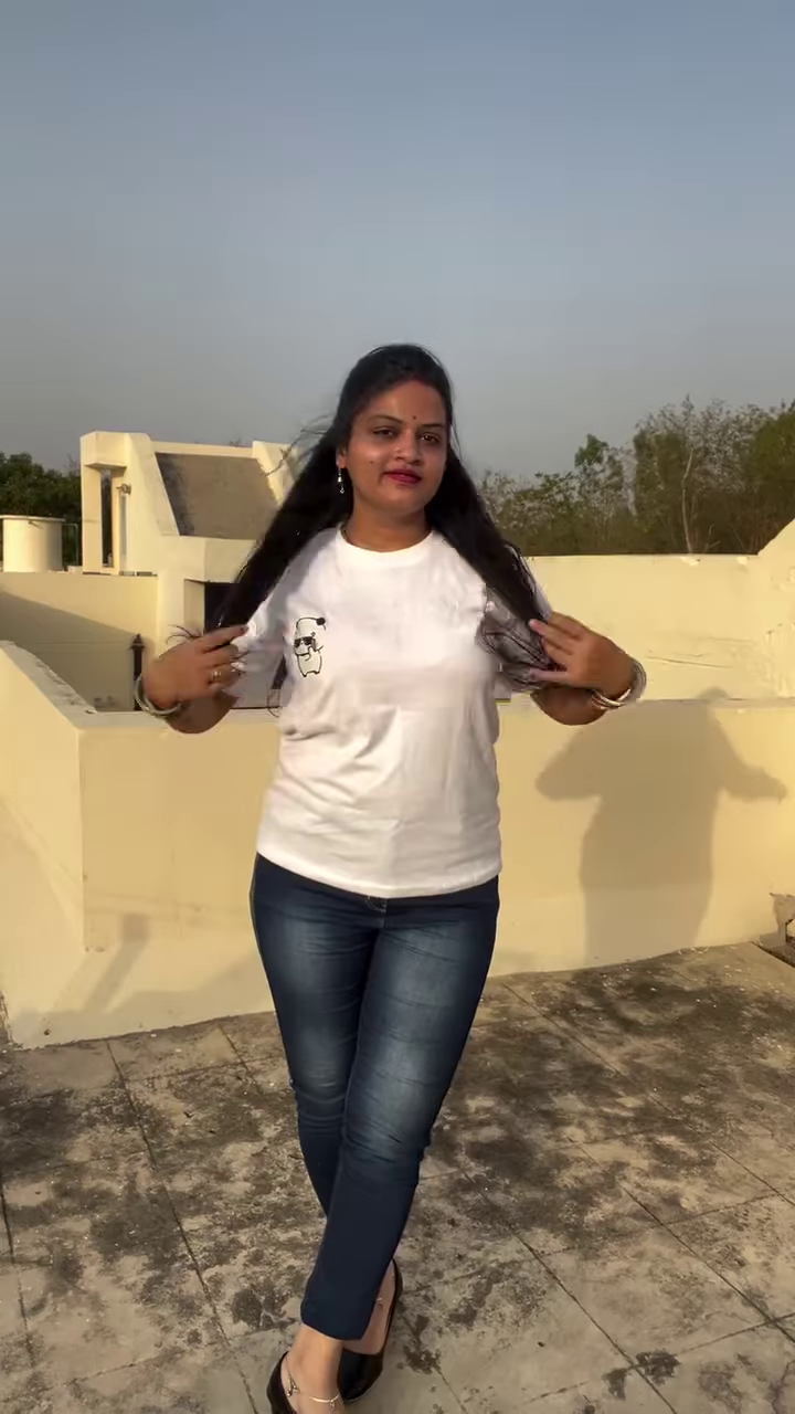 Casual Graphic T-Shirt with Distressed Denim