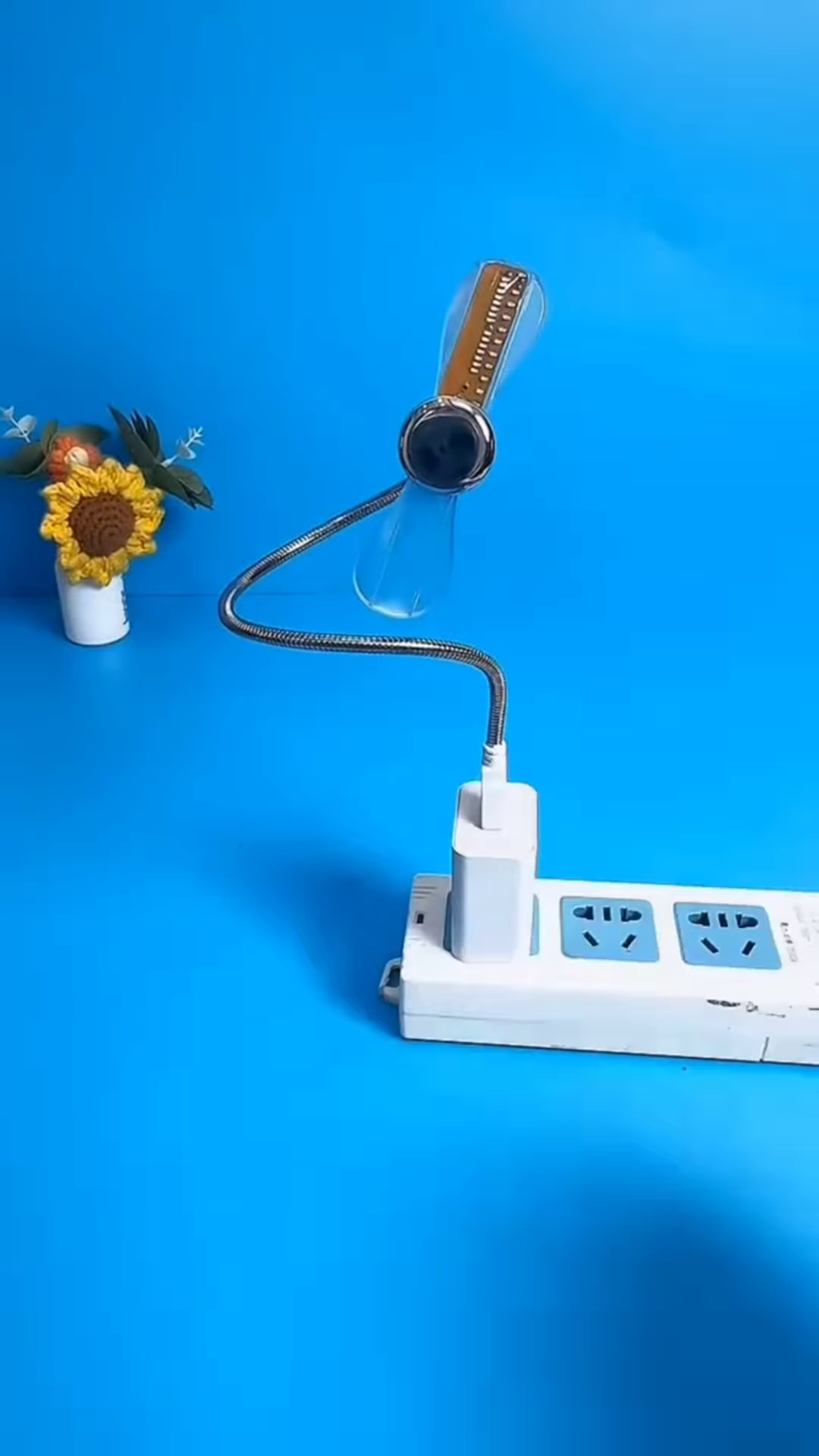 Innovative USB Mini Fan with Real-Time LED Clock Display – Flexible Neck