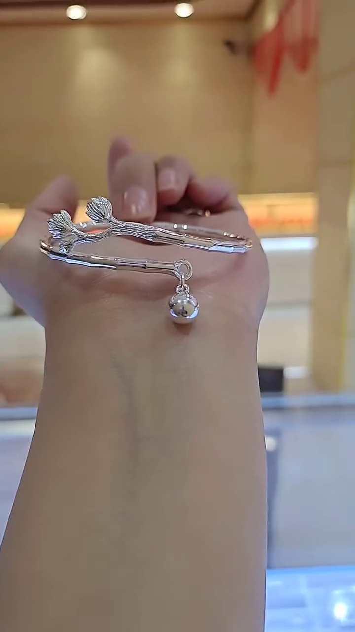 Nature-Inspired Silver Branch Bangle Bracelet with Dangling Charm – Elegant Women’s Jewelry