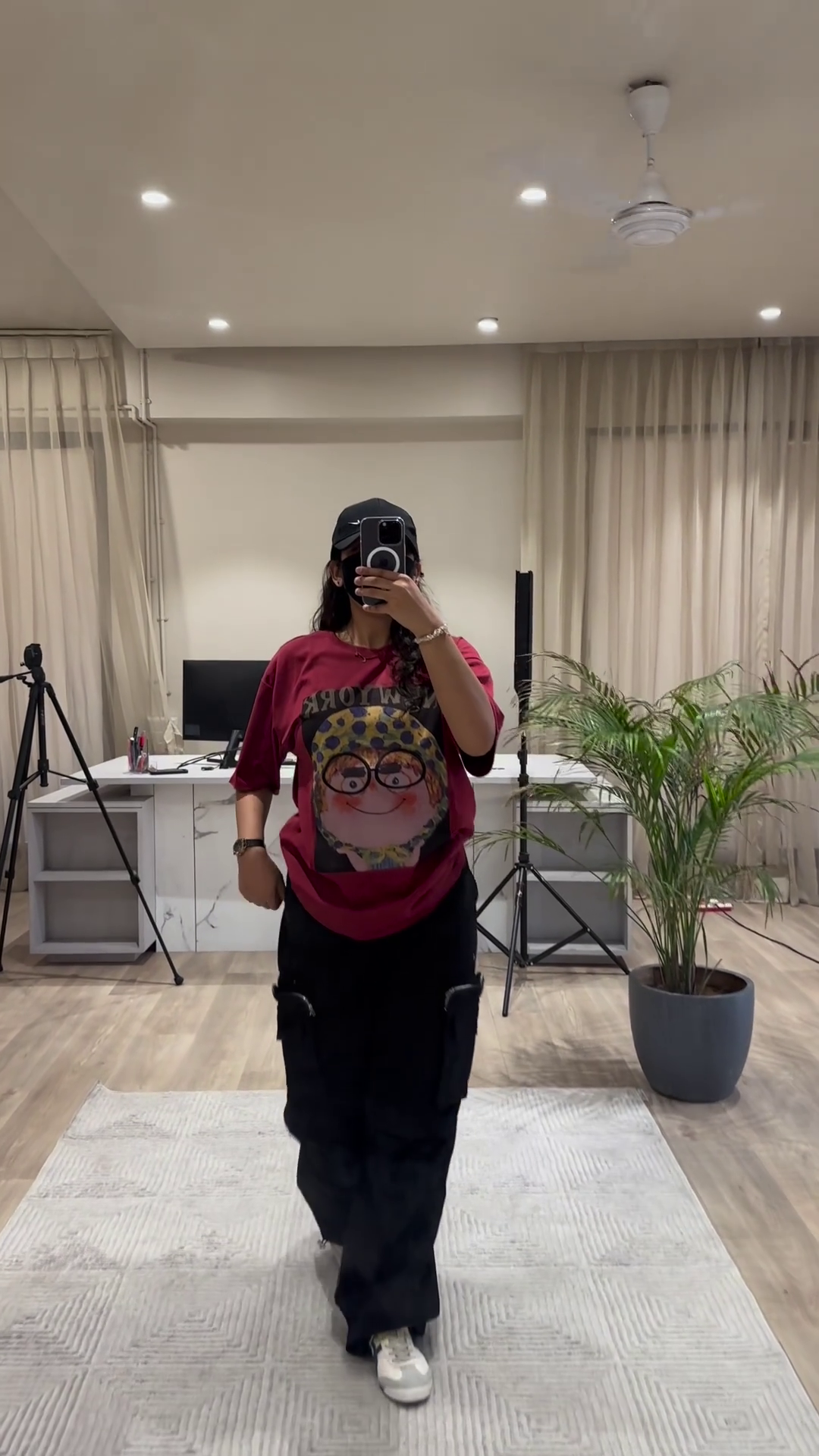 Urban Chic Outfit: White Graphic Tee, Rust Cargo Pants, and Black Cap