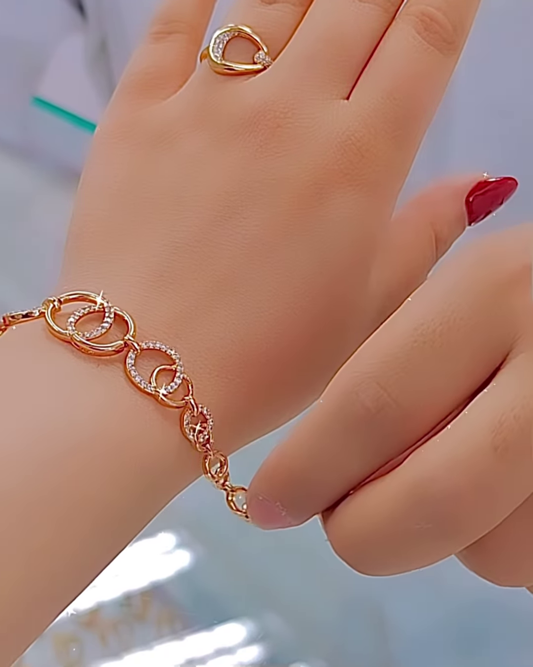 Elegant Rose Gold Tone Jewelry Set with Interlocking Circle Design and Sparkling Accents