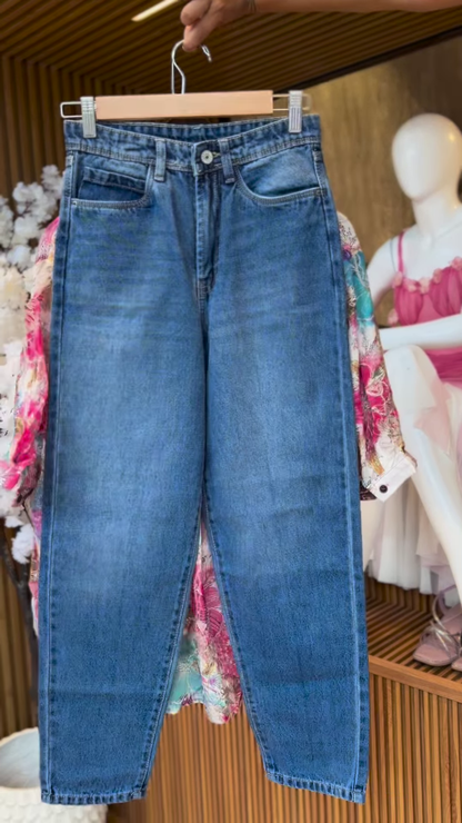 Women’s Multicolor Floral Overshirt with White Tee and Denim Shorts – Casual Layered Streetwear Ensemble