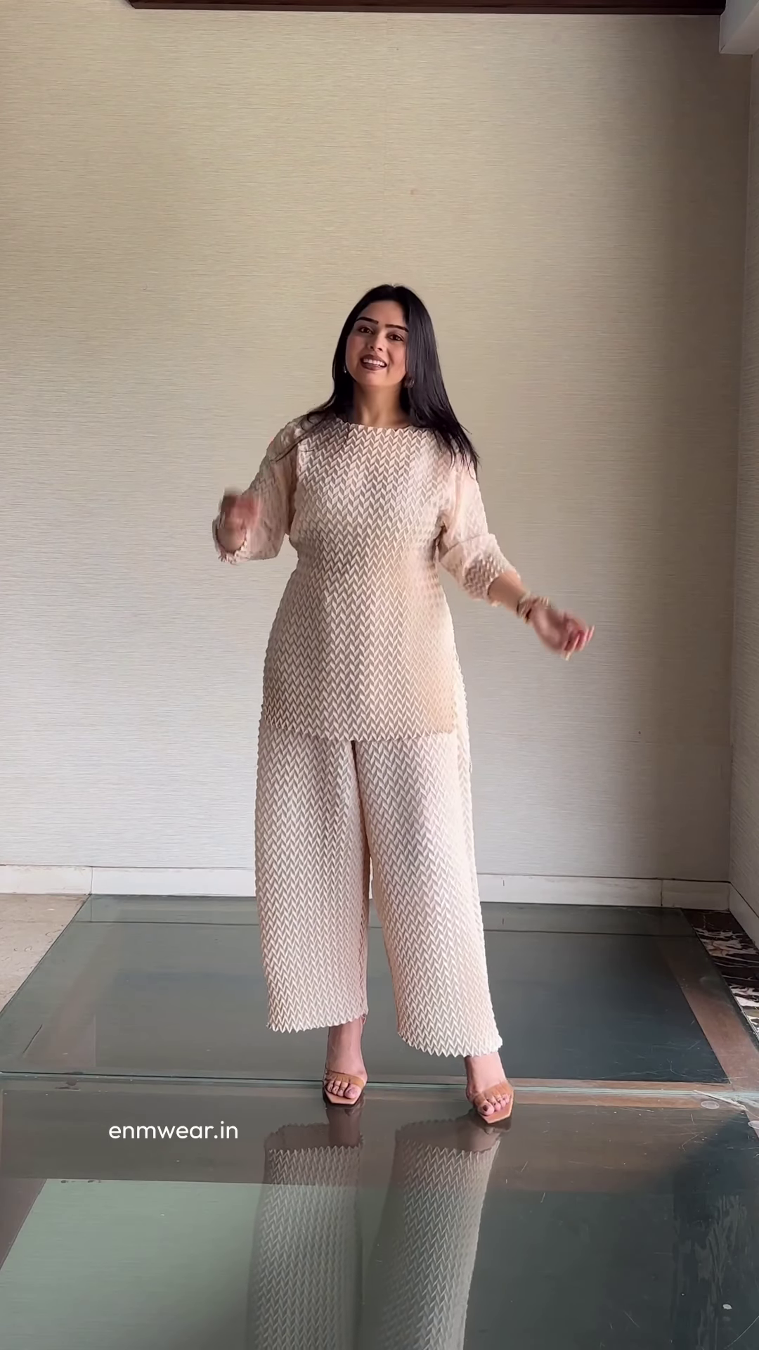 Women’s Green Floral Long Top with Black Wide-Leg Pants & Beige Sling Bag – Indo-Western Streetwear Ensemble for Everyday Styling