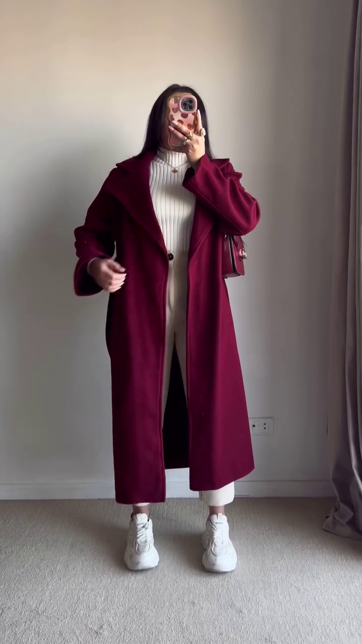 Long Black Coat Look 🖤 with Light Blue Jeans & White Sneakers – Street-Ready Layering