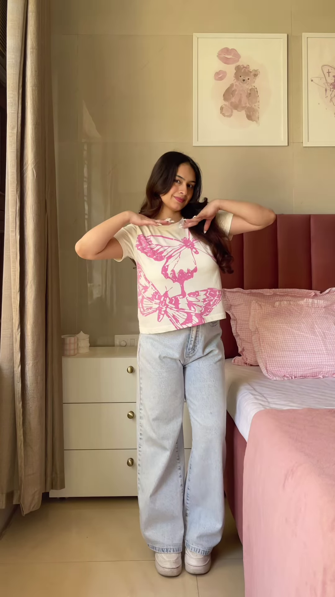 Pink Graphic T-Shirt with “Weekend Vibes” Print Paired with Light Blue Wide-Leg Jeans