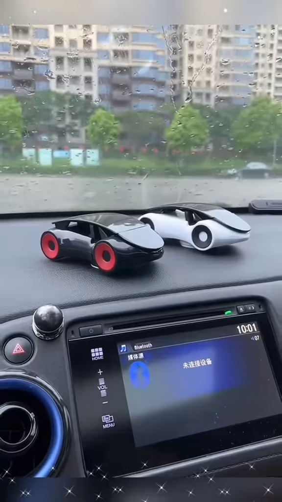 Racing Car Phone Mount: Adjustable Dashboard Smartphone Holder for Automotive Enthusiasts