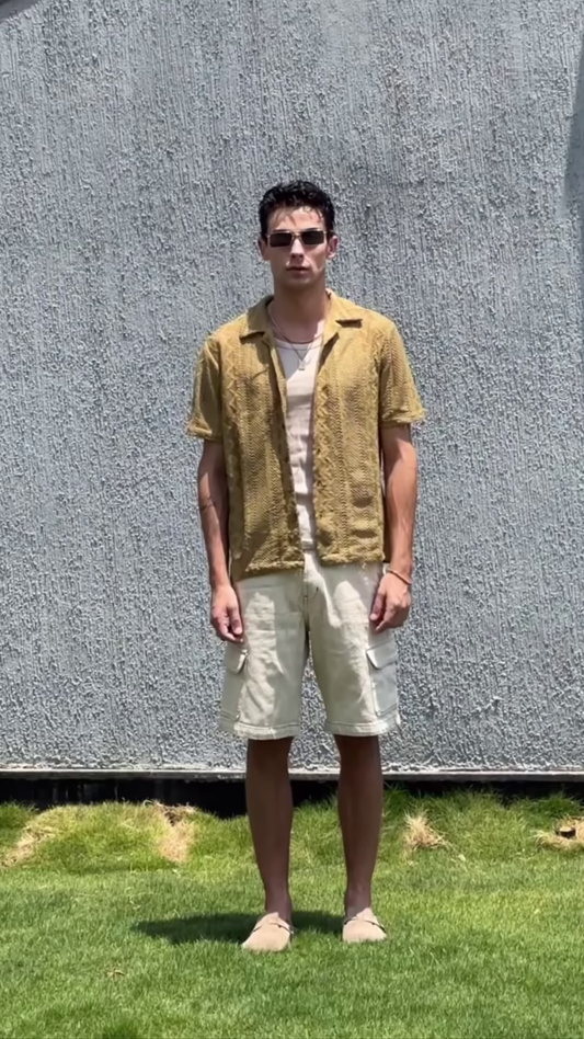 Stylish Men’s Short-Sleeved Camp Collar Shirt with Abstract Print and Pleated Trousers