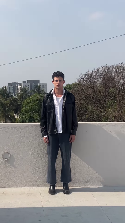 Stylish Men’s Short-Sleeved Camp Collar Shirt with Abstract Print and Pleated Trousers