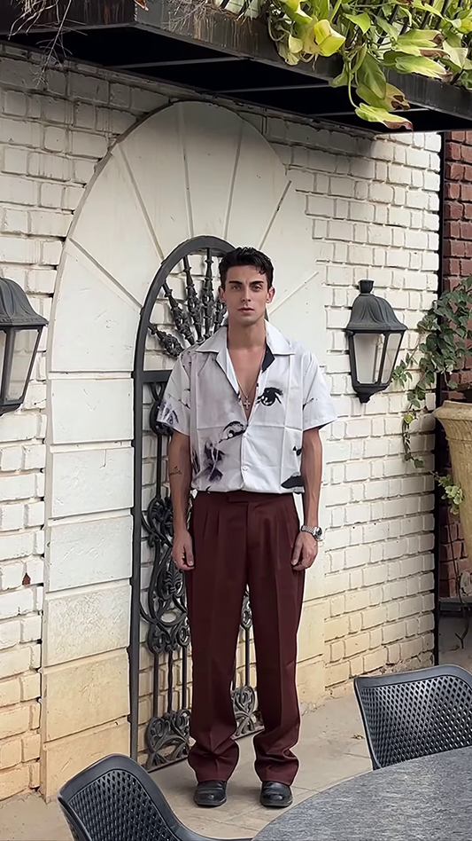 Stylish Men’s Short-Sleeved Camp Collar Shirt with Abstract Print and Pleated Trousers