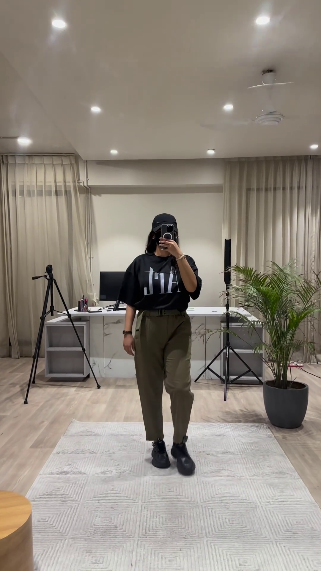 Casual Chic Outfit: White Graphic Tee, Maroon Wide-Leg Pants, and Black Cap