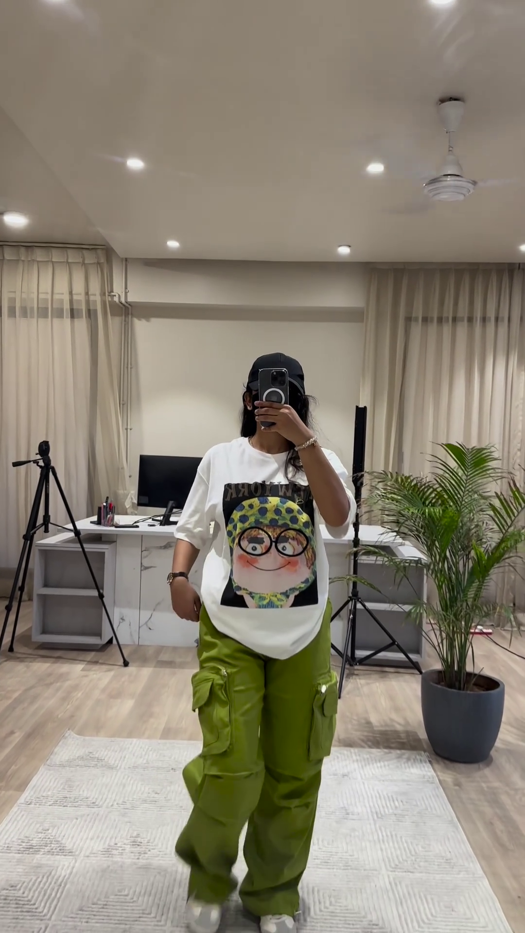 Urban Chic Outfit: White Graphic Tee, Rust Cargo Pants, and Black Cap