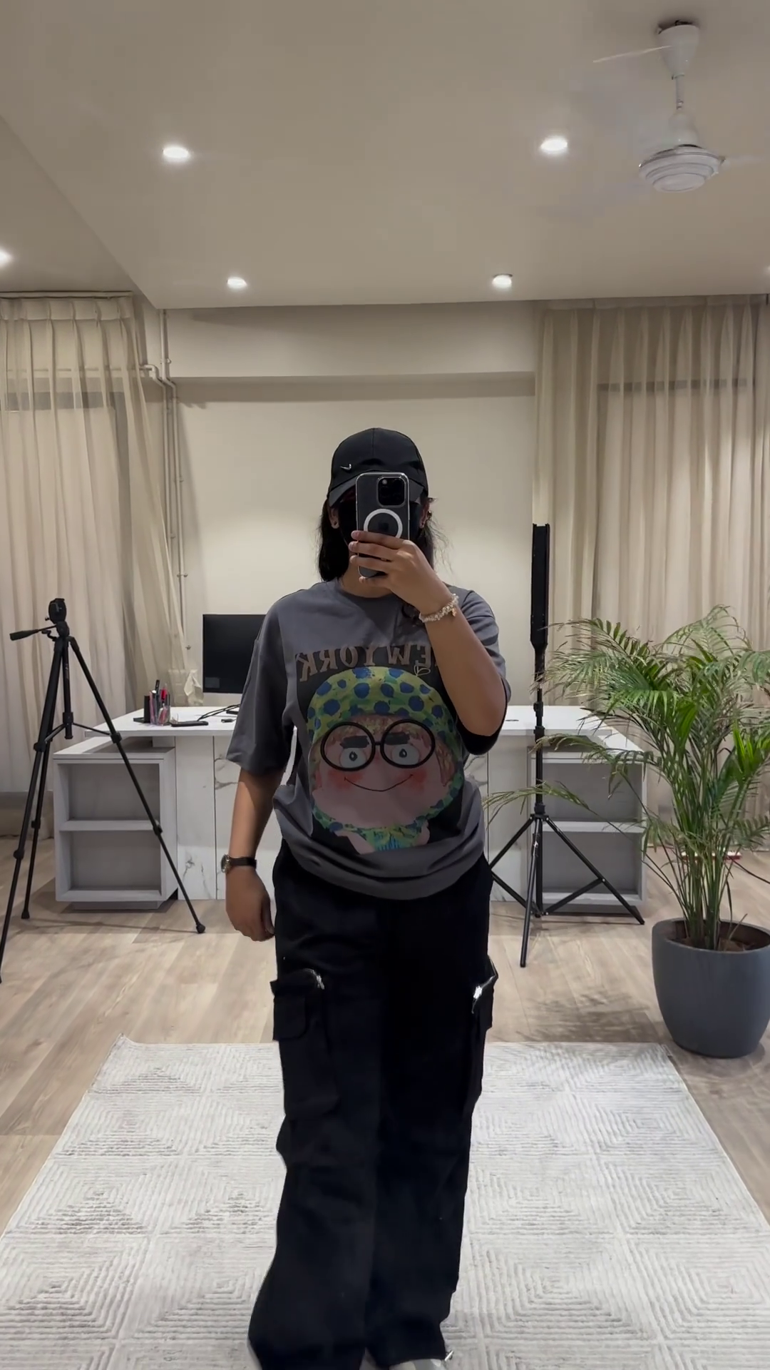 Urban Chic Outfit: White Graphic Tee, Rust Cargo Pants, and Black Cap