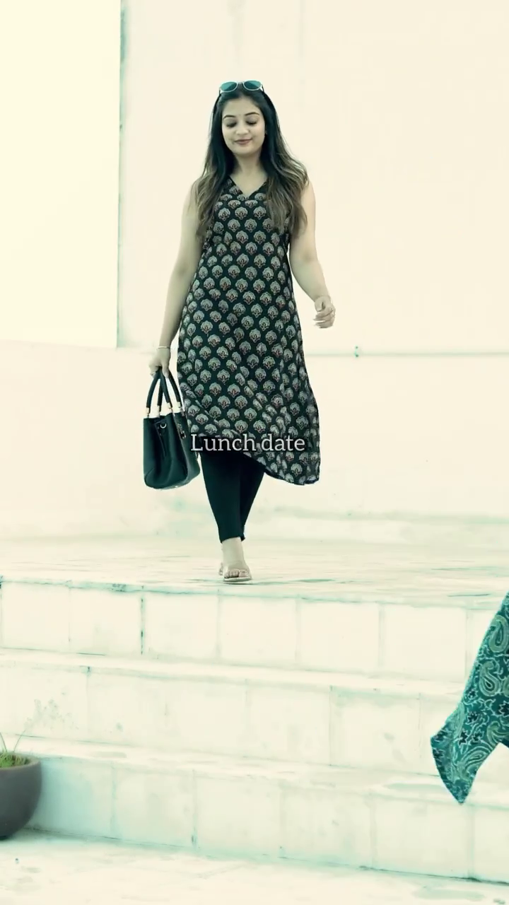 Stylish Sleeveless Printed Kurti with Coordinating Leggings